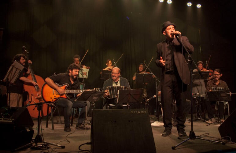 Juan Iriarte candando con la Orquesta Utópica